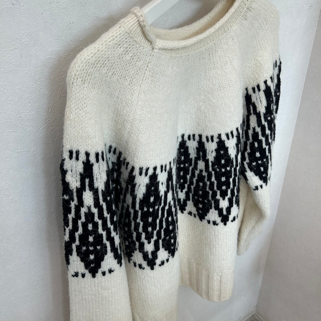 モノトーン柄ニット