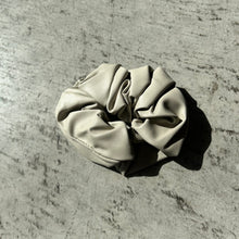 画像をギャラリービューアに読み込む, エコレザーシュシュ
